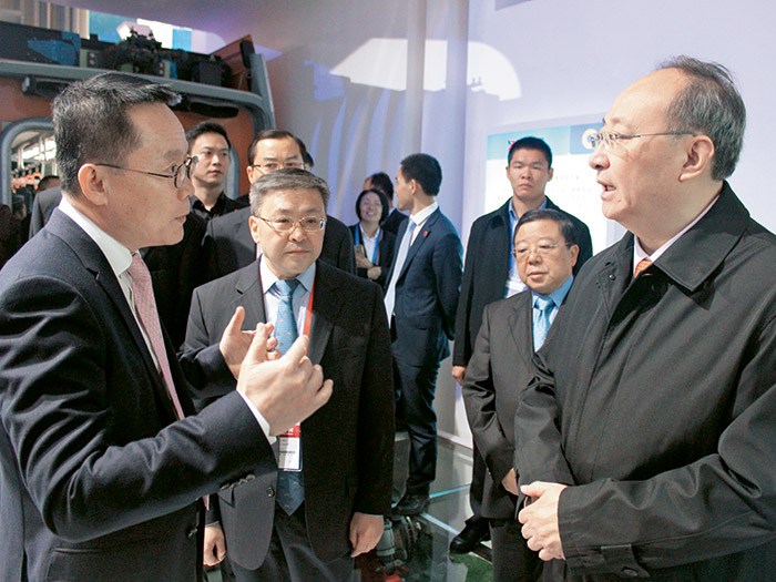  四川省委副书记、省长尹力在2016年西博会莅临成都展馆dg视讯有轨电车展区